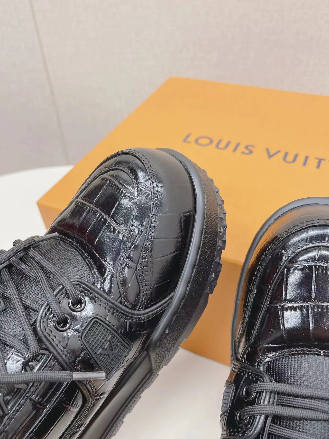 👟👟Ex-factory price 800👟👟 LV casual sneakers, new colors for early spring 2024, amplify the attention of the classic LV Trainer sneakers, and are an extension of inspiration from the 2023 spring and summer men's fashion show. Rubber L.v logos adorn the tongue, sides and back of the shoe. This pair of cute fat version of Trainer has attracted much attention. The three-dimensional and full shoe body is full of childlike fun while being trendy and cool! Size: 38-45